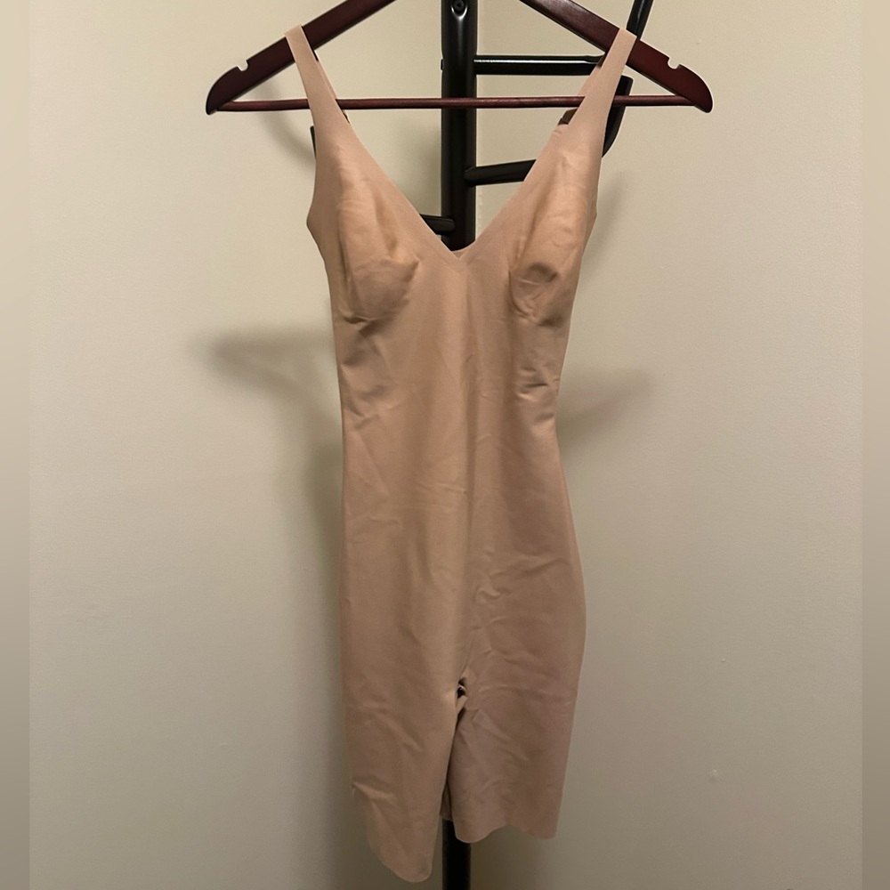 SKIMS BODY PLUNGE MID THIGH BODYSUIT‎ - Picture 3 of 10